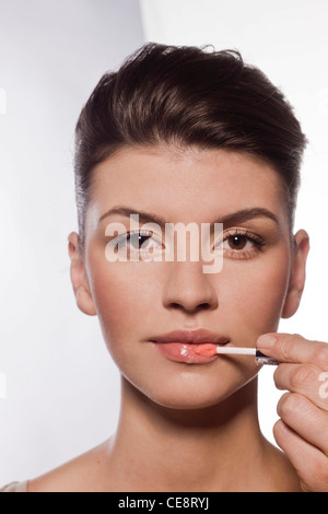 Lip Gloss Anwendung Stockfoto