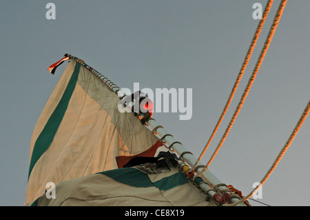 Nordafrika, Ägypten, Luxor, Nil, Seemann, binden das Segel auf einer Feluke Stockfoto