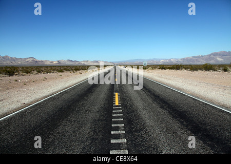 Eine Straße in der Wüste von Nevada Stockfoto