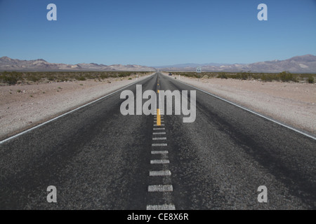 Eine Straße in der Wüste von Nevada Stockfoto