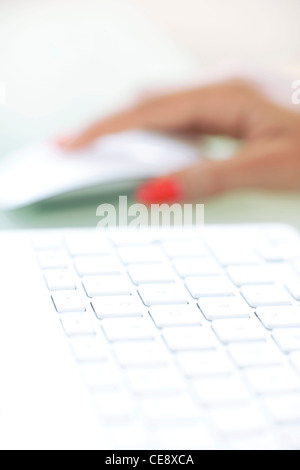 -MODELL VERÖFFENTLICHT. Frau mit einer Maus. Stockfoto
