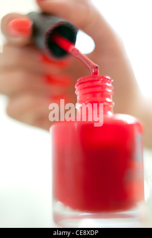 -MODELL VERÖFFENTLICHT. Nagellack Stockfoto