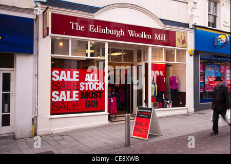 UK High Street Kleidung Shop Shops unterschreibt der Edinburgh Woollen Mühle Shop mit Verkauf In der Auslage Stockfoto