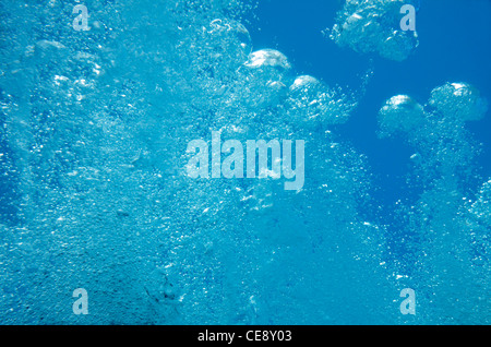 Luftblasen steigen bis zur Oberfläche im Schwimmbad Stockfoto