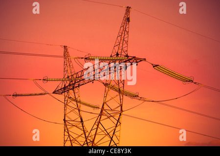 Pylon und Übertragung Stromleitungen im Sonnenuntergang Stockfoto