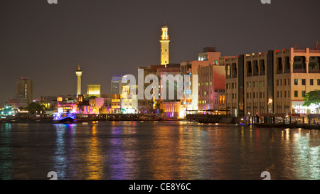 Eine nächtliche Aussicht auf der Bur Dubai Seite des Dubai Creek, mit Blick auf den Textil-Souk. Stockfoto