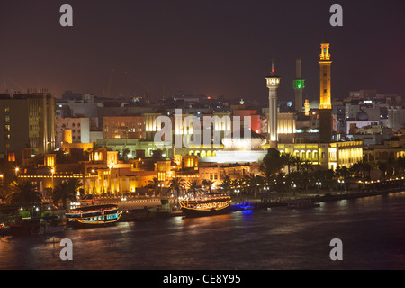 Eine nächtliche Aussicht auf Dau Restaurants am Dubai Creek mit den historischen Bezirk Bastakiya im Hintergrund. Stockfoto