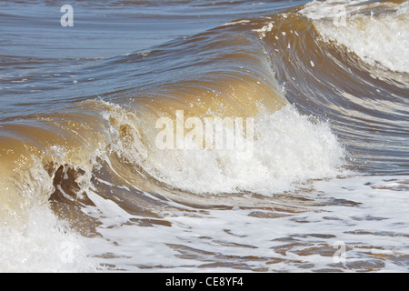 Einlaufenden Wellen bei Flut. New Brighton, Merseyside, England UK Stockfoto