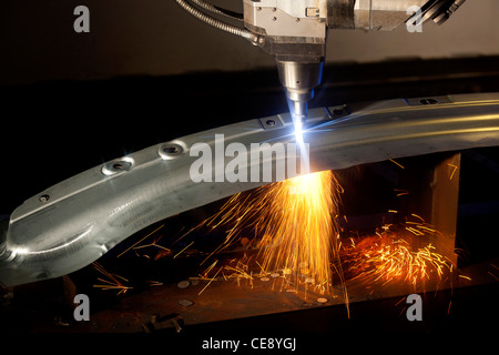 Laser Schneiden von Blech in einer Fabrik in Coventry, Vereinigtes Königreich. Stockfoto