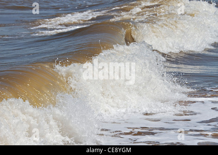 Einlaufenden Wellen bei Flut. New Brighton, Merseyside, England UK Stockfoto