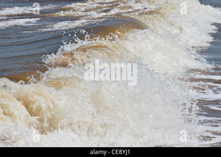 Einlaufenden Wellen bei Flut. New Brighton, Merseyside, England UK Stockfoto