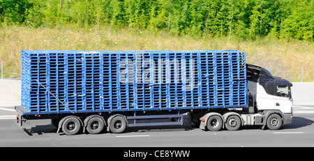 Sattelschleppers Anhänger beladen mit blauen Holzpaletten Stockfoto