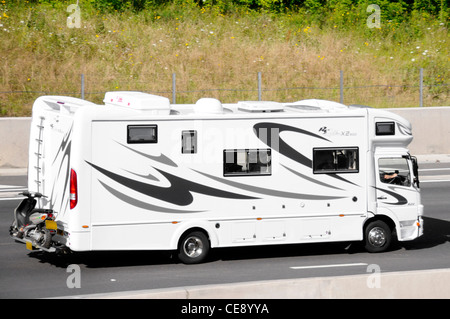 Große RV Wohnmobil Wohnmobil mit Scooter auf Rack hinten ausgestattet fahren entlang der Autobahn M25 Essex England Großbritannien Stockfoto