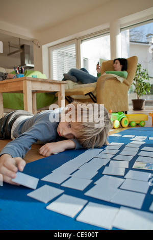 Junge Spiel Speicher Karte auf dem Boden. Stockfoto