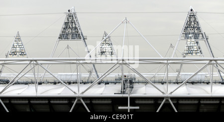 Arbeitsscheinwerfer auf dem Dach Beleuchtung Türme an der Londoner Olympiastadion 2012 auf einem grauen bewölkten Tag, Stratford, Newham East London England UK geprüft werden Stockfoto