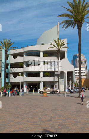 Eine Straße mit dem Aquarium des Pazifik Parkplatz an der Hechte, Rainbow Harbor, Long Beach, Kalifornien Stockfoto