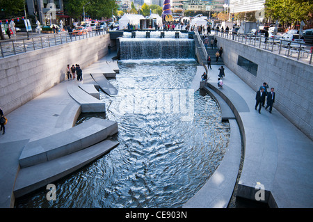 Cheonggyecheon, modernen öffentlichen Erholungsraum wurde 2005 eröffnet, heute beliebt bei Einheimischen und ausländischen Touristen, Seoul, Korea Stockfoto