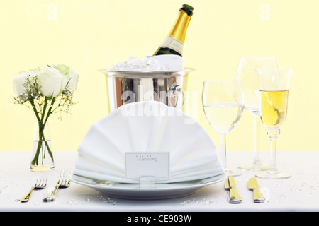 Foto von einer Hochzeit Ort Tischdekoration Tischkarte mit einer Flasche Champagner in einem Eiskübel. Stockfoto