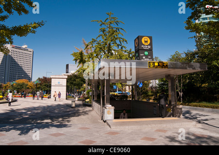 U-Bahn-Eingang des Samsung Station in Samsung-Dong, Gangnam-Gu, Seoul, Korea Stockfoto