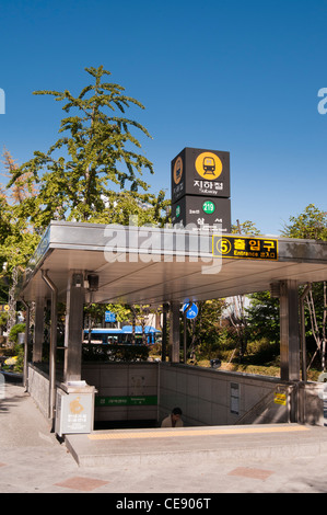 U-Bahn-Eingang des Samsung Station in Samsung-Dong, Gangnam-Gu, Seoul, Korea Stockfoto