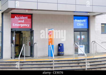 Betreten Sie den Eingang zu den Gesundheitsabteilungen der NHS-Unfallstation & Notfall- & Frakturklinik im Basildon Krankenhaus Essex England UK (Level Access exists} Stockfoto