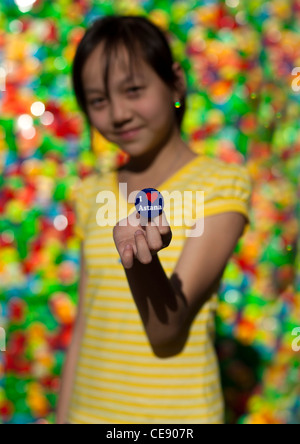 Mädchen hält eine "Ich liebe Astana" Abzeichen, Astana, Kasachstan Stockfoto