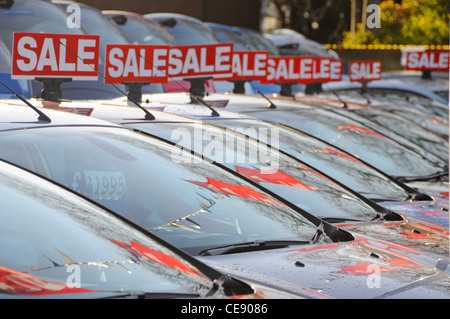 Autoverkauf rote Schilder über der Windschutzscheibe lange Linie Gebrauchtwagen aus gebrauchter Hand zum Kauf vom Ford Autohändler vor dem Hof in Brentwood Essex England Großbritannien Stockfoto