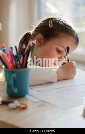 Mädchen, die Zeichnung auf dem Papier. Stockfoto