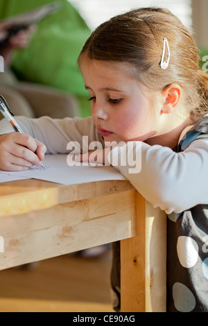 Mädchen, die Zeichnung auf dem Papier. Stockfoto