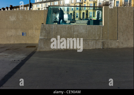 Einzigen Mann zu Fuß auf Bridlington Promenade, East Riding of Yorkshire, UK Stockfoto