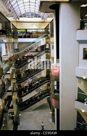 Ein modernes Einkaufszentrum an der Orchard Road in Singapur in Südostasien im Fernen Osten. Die städtische Architektur Konsumismus Retail Stockfoto