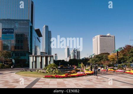 Moderne Glasbauten und Fußgänger, Gangnam-Gu, Seoul, Korea Stockfoto