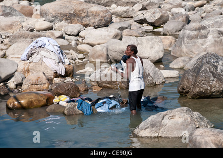 Mann, die Wäsche in den Ganges, Rishikesh, Uttarakhand, Indien Stockfoto