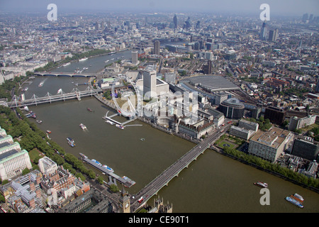 Luftaufnahme der Westminster Bridge und der Themse mit Blick auf die South Bank, London SE1 Stockfoto