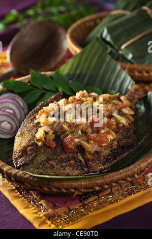 Pomfret Fisch im Bananenblatt Küsten Indien Essen gekocht Stockfoto