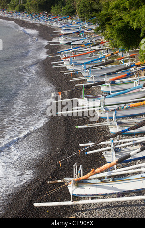 Traditionelle Jukungs (Ausleger Angeln/Segelkanus) auf Ameds "Japanischen Wrack" Strand in Ost-Bali. Stockfoto