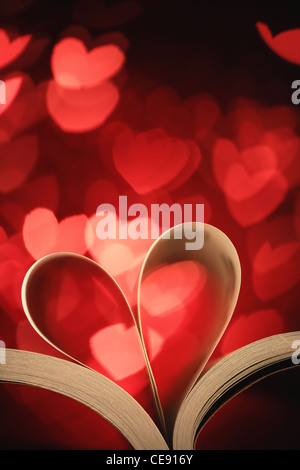 Herzförmige Buch auf herzförmigen Bokeh Hintergrund Stockfoto