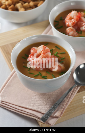 Meeresfrüchte mit Croutons Bisque. Garnelen Garnelen Meeresfrüchte Suppe. Stockfoto