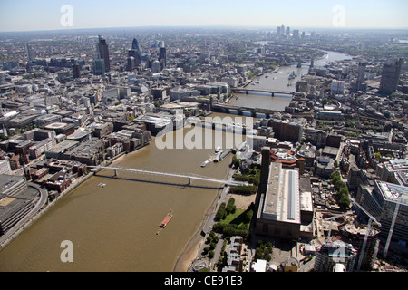 Luftaufnahme des Tate Modern und der Themse, Blick nach Osten von Southwark in der City of London. SE1 Stockfoto