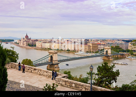 Blick auf Pestseite und Donau einschließlich das Parlamentsgebäude und die Kettenbrücke, Budapest, Ungarn. Blick vom Hügel Burgviertel. Stockfoto