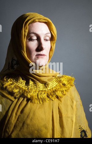 Frau trägt gelbe Schal Stockfoto