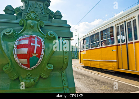 Freiheitsbrücke oder Freiheitsbrücke mit ungarischen Wappen (Szabadsag hid), Budapest, Ungarn. Stockfoto