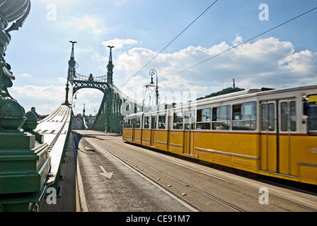 Straßenbahn auf Liberty Bridge oder Freiheitsbrücke (Szabadsag hid), Budapest, Ungarn. Stockfoto