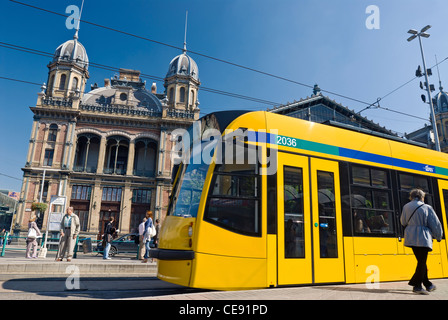 Straßenbahn auf Terez körút vor dem Westbahnhof (Nyugati Palyaudvar) Bahnhof, Budapest, Ungarn. Stockfoto