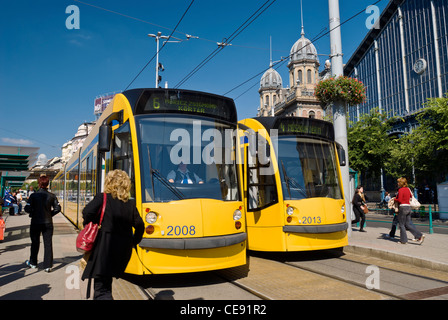 Straßenbahn auf Terez körút vor dem Westbahnhof (Nyugati Palyaudvar) Bahnhof, Budapest, Ungarn. Stockfoto