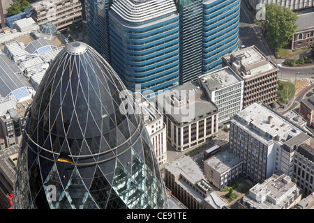 Luftaufnahme von 30 St Mary AX, dem Gherkin-Gebäude, einem Wahrzeichen Londons mit dem blauen St Botolph Building im Hintergrund Stockfoto