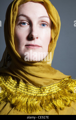 Frau trägt gelbe Schal - Portrait Stockfoto