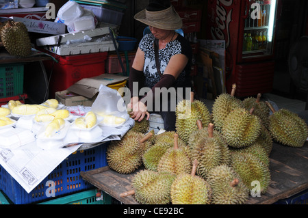 Durian Frucht auf Stand auf Thai-Food-Markt in der Nähe von Tha Chang Pier, Bangkok Stockfoto