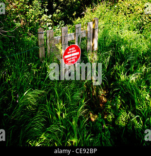 Überwucherten No Entry, Privateigentum Schilder, Cancale, Bretagne, Frankreich, Europa Stockfoto