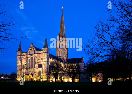 Die beleuchteten Westfront und Turm der mittelalterlichen Kathedrale von Salisbury, Wiltshire, England, UK in der Dämmerung. Stockfoto